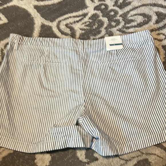Old navy gray and white striped shorts. New. Pockets. Flat front. - Picture 4 of 4